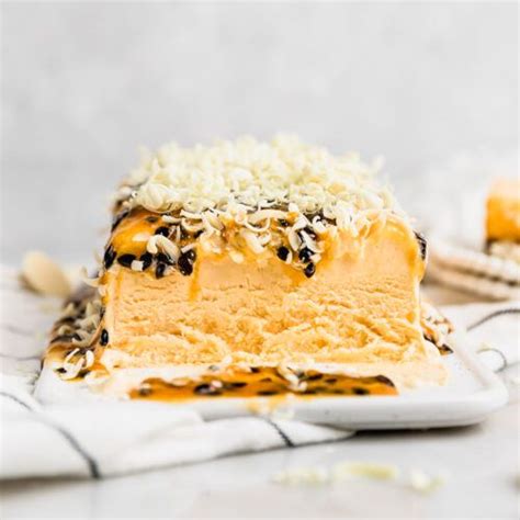 Semifreddo de maracuyá y chocolate blanco en porciones