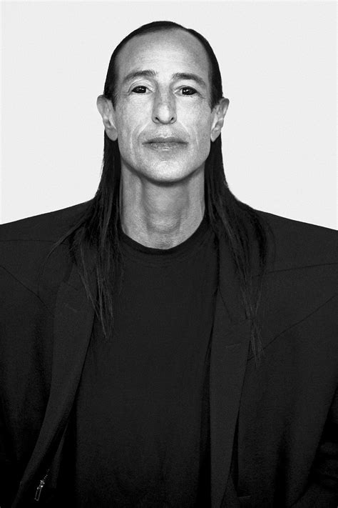 Retrato del diseñador Rick Owens mostrando su estética característica en blanco y negro