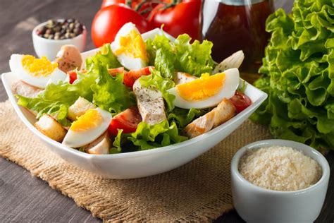 Foto de una ensalada fresca con trozos de clara de huevo cocida y vegetales