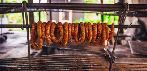 Primer plano de la longaniza y las verduras sofriéndose en la sartén
