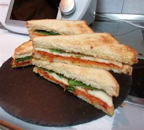 Sándwich de sobrasada con miel recién hecho en plato