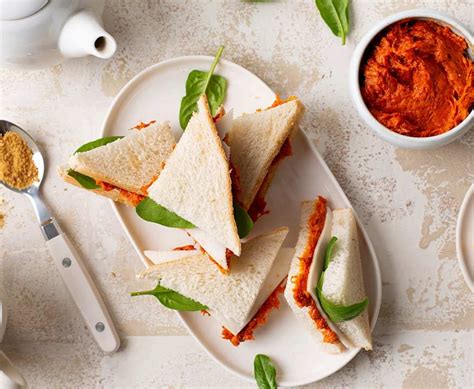 Montaje de sándwiches con sobrasada y miel