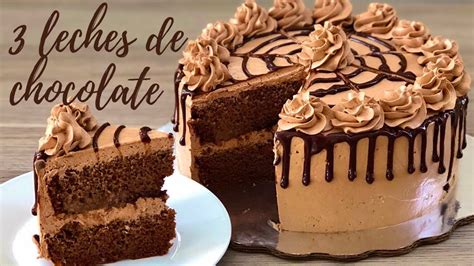 Pastel de chocolate tres leches húmedo y decorado