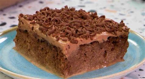 Bizcocho de chocolate siendo empapado con mezcla de tres leches