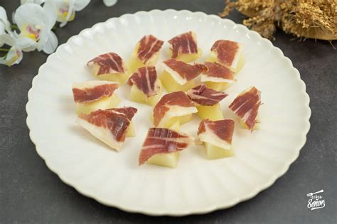 Surtido de aperitivos con jamón ibérico, incluyendo melón y piña con jamón
