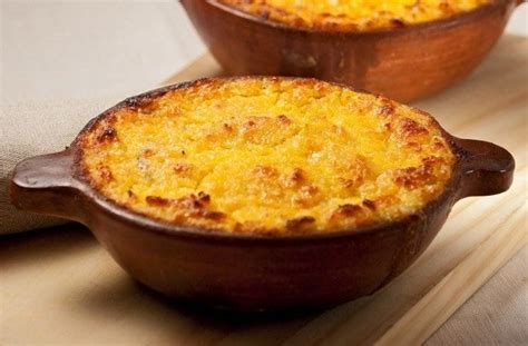 Plato de pastel de choclo tradicional servido en paila de greda, vista superior