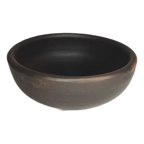 Paila de greda o librillo tradicional para servir pastel de choclo