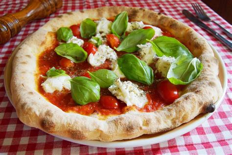 Detalle de una pizza napolitana doblada, mostrando la textura de la masa.