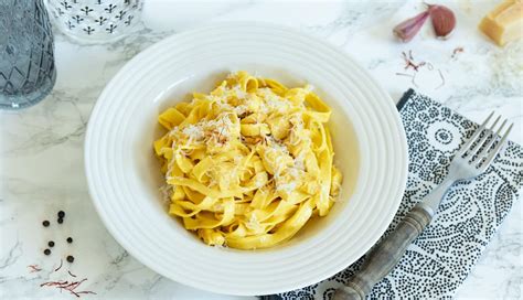 Plato de pasta con salsa de azafrán