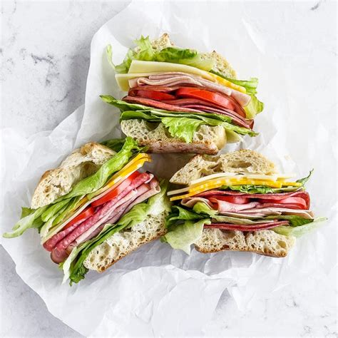 Collage de diversos tipos de sándwiches gourmet presentados de forma estética para un desayuno