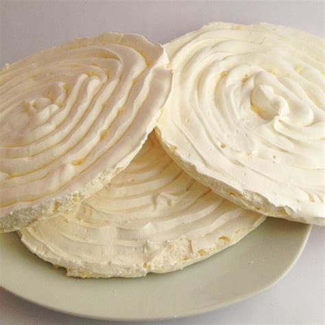 Discos de merengue secándose en el horno