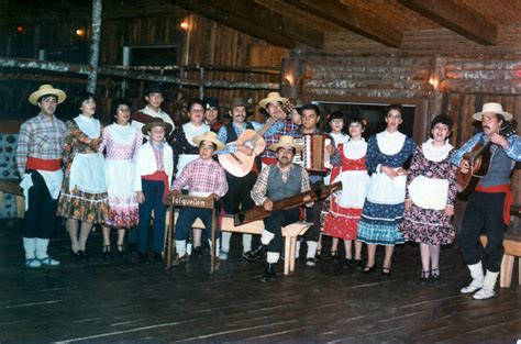 Representación del conjunto folclórico Andes Nevado durante una presentación nacional