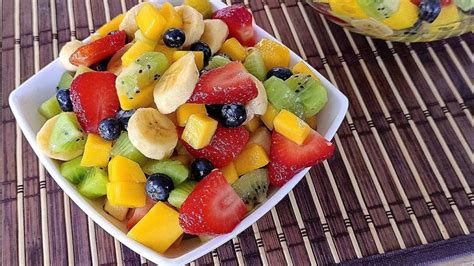 imagen de una ensalada de frutas recién preparada en un tazón