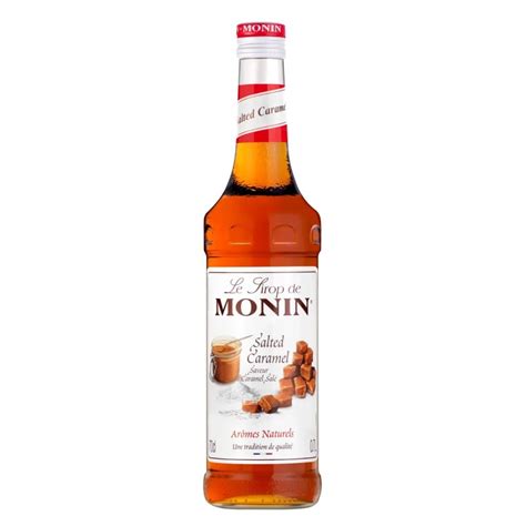 botella de sirope de caramelo salado sobre un postre