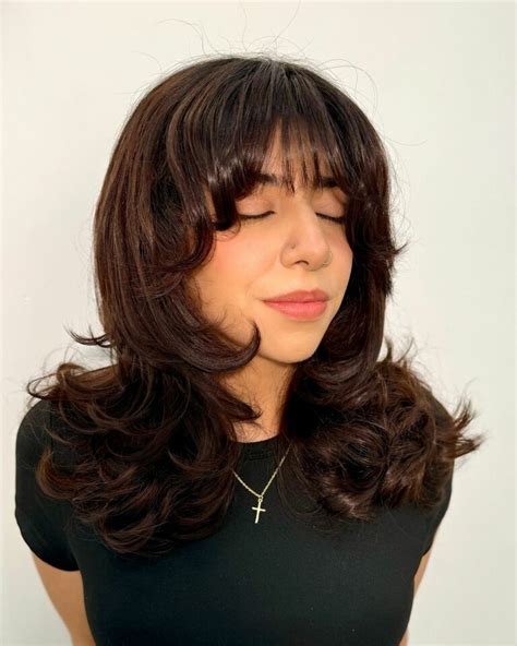 Ilustración de un bizcocho siendo cortado en capas con una lira o cuchillo largo para repostería