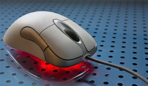 Gráfico de compatibilidad de mouse óptico con diferentes tipos de superficies (ej. buena en madera, mala en cristal)