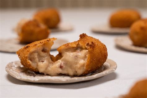 Fotografía de la masa de croqueta cremosa con trozos visibles de huevo y chistorra