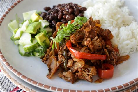 Primer plano de ropa vieja vegana con jackfruit y guarniciones