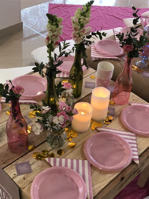 Fotografía profesional de una mesa de cumpleaños decorada con diversas copas de helado coloridas y adornos festivos