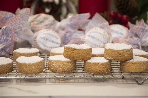 Fotografía de polvorones caseros y una versión creativa en forma de piñas navideñas.