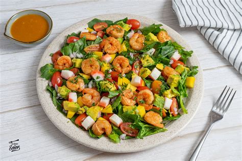 Fotografía de una ensalada de mariscos colorida y fresca