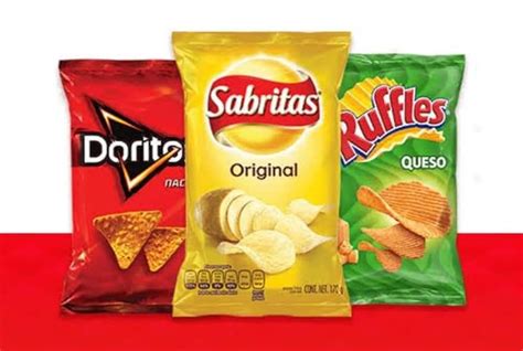 Fotografía de diversas bolsas de papas fritas y snacks salados en una mesa, reflejando una variedad de marcas y texturas.