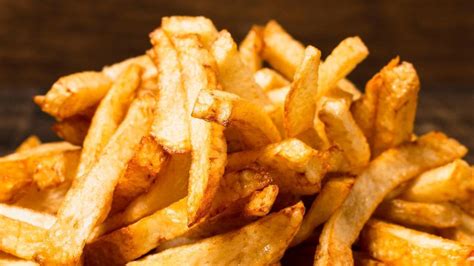 Infografía comparativa de las texturas de papas fritas: rústicas, lisas y artesanales.