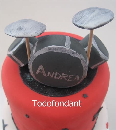 Tarta decorada con una batería de fondant y temática musical