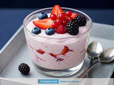 Mousse decorado con frutos rojos y menta
