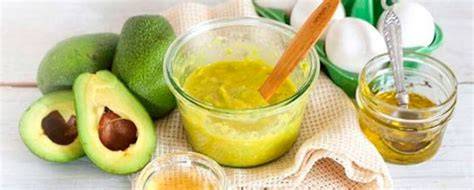 Primer plano de ingredientes para mascarilla facial: manzana, huevo y aceite de almendras