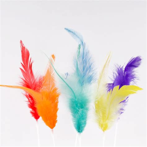Variedad de plumas decorativas para tortas hechas con diferentes técnicas: fondant, papel de arroz e isomalt.