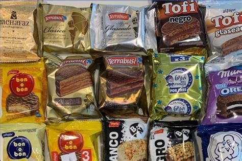 Fotografía de un surtido de alfajores industriales de diversas marcas