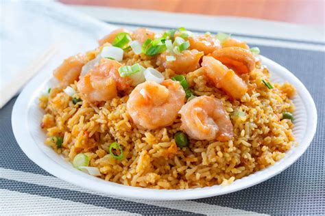 Plato de arroz frito con camarón chino y curry verde