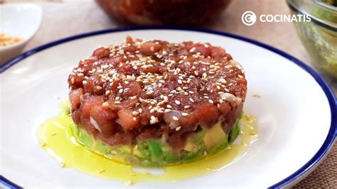 plato de tartar de atún rojo con aguacate y semillas de sésamo