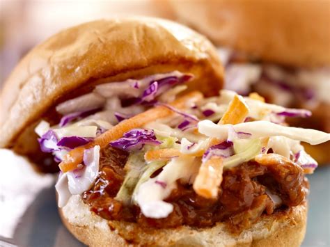 Plato de sándwich de pulled pork acompañado de ensalada de col (coleslaw) fresca y colorida