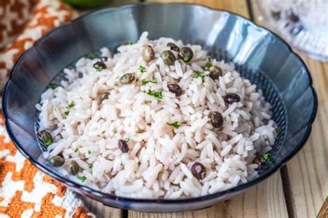 Fotografía de un festín navideño panameño con Arroz con Guandú como plato principal
