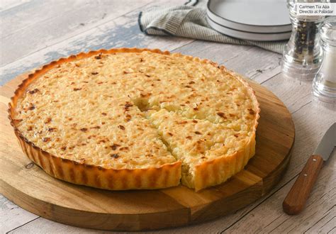 Imagen de una tarta salada de cebolla caramelizada y queso de oveja recién horneada
