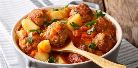 Ingredientes frescos para la preparación de guiso con albóndigas, arroz y papas