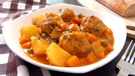 Plato de guiso con albóndigas, arroz y papas con valores nutricionales