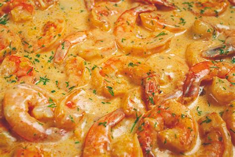 Foto de camarones con leche de coco y especias terminados