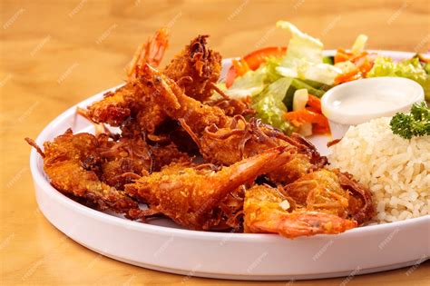 Foto de camarones fritos con coco rallado y salsa