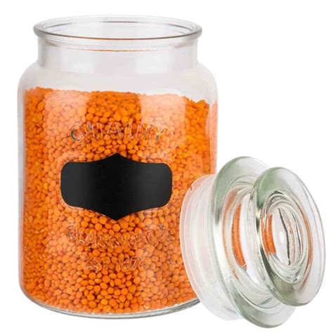 Foto de tarro de cristal con capas de ingredientes secos para chocolate caliente, listo para regalar