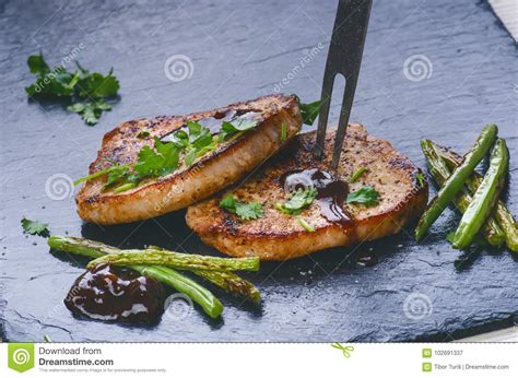 Cerdo asado cortado en filetes con verduras