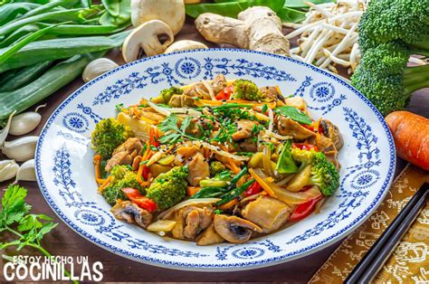 wok con chop suey de pollo y verduras frescas