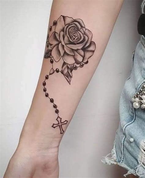 Diseño de muestra con variaciones de tatuajes de rosarios integrados con rosas y elementos florales
