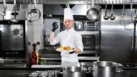 Fotografía profesional de un chef gelatiere manipulando una pasteurizadora industrial