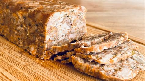 Fotografía de un queso de chancho artesanal cortado, mostrando la textura firme y los trozos de carne integrados en la gelatina.