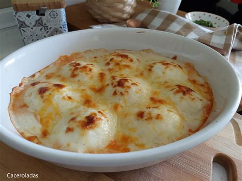 fotografía de huevos gratinados con bechamel, mostrando el queso dorado y la textura cremosa