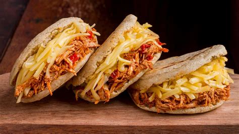 Arepas rellenas de diversos ingredientes