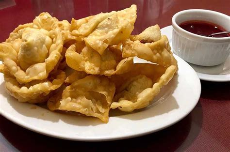 Variedad de entradas de comida china, como arrollados y wantanes